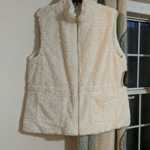 White plus size fuzzy vest